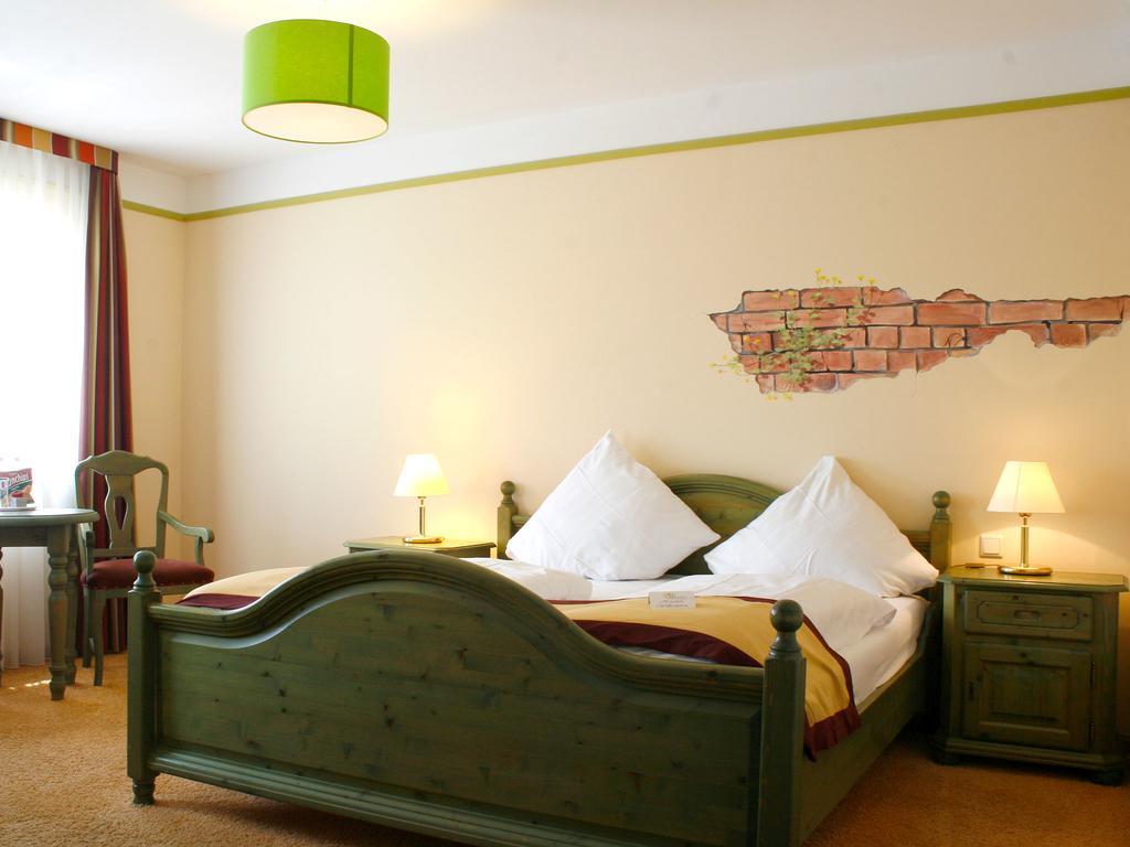 Hotel Speeter Weisenheim am Berg Eksteriør bilde